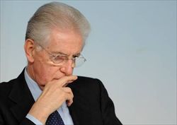 Il presidente del Consiglio Mario Monti durante la conferenza stampa (Ansa).