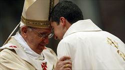 Il Papa con uno dei sacerdoti ordinati stamattina (Reuters).