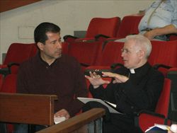 a sinistra José Henriquez, segretario generale di Pax Christi International, a destra monsignor Mariano Crociata, segretario della Cei (foto Antonello Sacchi)