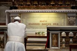 Papa Francesco in preghiera sulla tomba del Beato Giovanni Paolo II (Ansa)