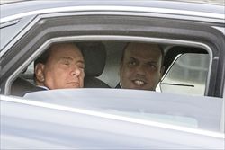 Silvio Berlusconi accompagnato da Angelino Alfano mentre sale al Colle per il colloquio con Napolitano