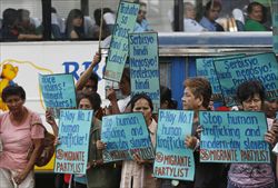 Manifestanti contro il traffico delle persone a Manila, nelle Filippine (Ansa).
