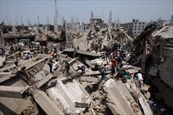 Le macerie dopo il crollo dell'industria tessile ospitata nel Rana Plaza in Bangladesh il 24 aprile scorso: hanno perso la vita più quasi 1.200 persone e centinaia sono i feriti 