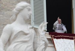 Papa Francesco durante la preghiera dell'Angelus. Foto Ansa.