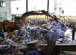Un'immagine del crollo di una fabbrica di scarpe in Cambogia. Foto Ansa. 