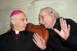 Don Andrea Gallo con il cardinale Angelo Bagnasco, arcivescovo di Genova.