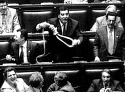Il deputato della Lega Nord Luca Leoni Orsenigo mostra un cappio di corda nell'aula di Montecitorio, 1993. (Ansa).