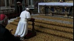 Il Papa in preghiera davanti all'icona della Vergine Salus Populi Romani nella Basilica di Santa Maria Maggiore