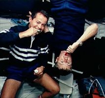 Un'abitudine come tante anche degli astronauti: lavarsi i denti... Però in orbita (Esa).