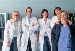 Il dottor Villani, pneumologo dell'ospedale milanese San Carlo, con un gruppo di collaboratrici.