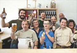 Foto di gruppo della cooperativa sociale Fattoriabilità, che produce tra l’altro la birra Vecchia Orsa.