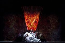 La spettacolare scenografia del "Crepuscolo degli dei" alla Scala.