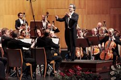 Il maestro Fabio Luisi mentre dirige l'Orchestra sinfonica nazionale danese. (foto Ansa).