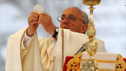 Papa Francesco celebra la Messa del Corpus Domini. Foto Reuters,. La foto di copertina è dell'agenzia Ansa.
