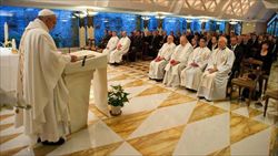 Papa Francesco celebra la Messa alle 7 del mattino nella cappella di Casa Santa Marta.