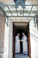 Giovedì 2 maggio. Città del Vaticano. Papa Francesco accoglie e saluta il Papa emerito, Benedetto XVI, al suo ritorno da Castel Gandolfo. Foto Ansa.