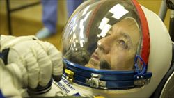 Luca Parmitano prova la tuta spaziale al cosmodromo di Baikonur, nel Kazakistan (Reuters).