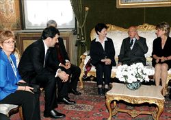 Accanto a Giorgio Napolitano le vedove Calabresi e Pinelli, il 9 maggio 2009 (foto Ansa)