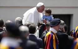 Papa Francesco bacia un bambino
