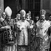 Mons. Angelo Roncalli, nunzio apostolico a Istanbul nel 1938, alla consacrazione dell'arcivescovo di Smirne, monsignor Giuseppe de Scuffi.