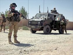 Militari italiani pattugliano la regione di Herat, nell'Ovest dell'Afghanistan (foto Ansa).