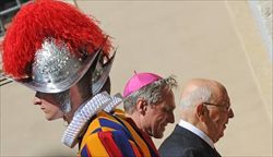 Il presidente della Repubblica Giorgio Napolitano in Vaticano (Ansa).