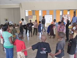 Un momento delle attività di Amref con i ragazzi a Nairobi (Foto: Amref).