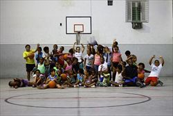 I bambini del programma sociale di basket del quartiere Cruzada Saõ Sebastiaõ, a Rio, con Wagner Da Silva (in prima fila, a destra).