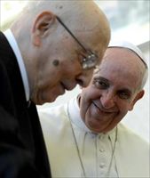Giorgio Napolitano e Papa Bergoglio durante il loro primo incontro ufficiale in vaticano (Ansa).