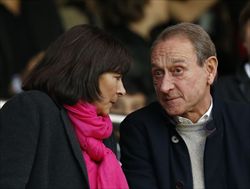 Anne Hidalgo con l'attuale sindaco di Parigi Bertrand Delanoë (Reuters).
