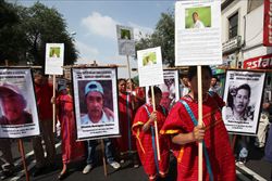I parenti di numerosi messicani scomparsi in marcia per le strade di Città del Messico per chiedere giustizia (Ansa).