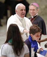 Papa Francesco durante l'udienza concessa a chi insegna, frequenta o manda i figli a scuola da i Gesuiti. Foto Reuters.