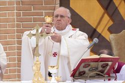 Papa Francesco mentre celebra la messa