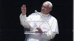 Papa Francesco durante l'Angelus (Reuters).